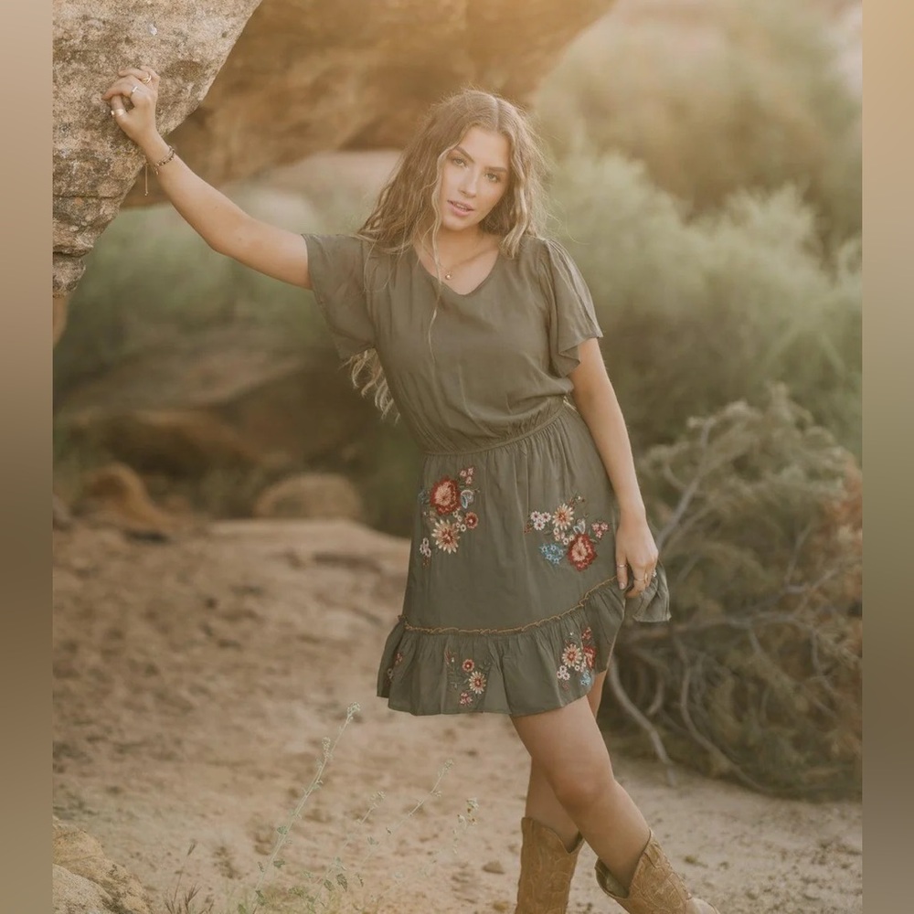 FEHRNVI Cammy Short Sleeve Floral Embroidered Dress Olive Green Cottage Large - Picture 3 of 16